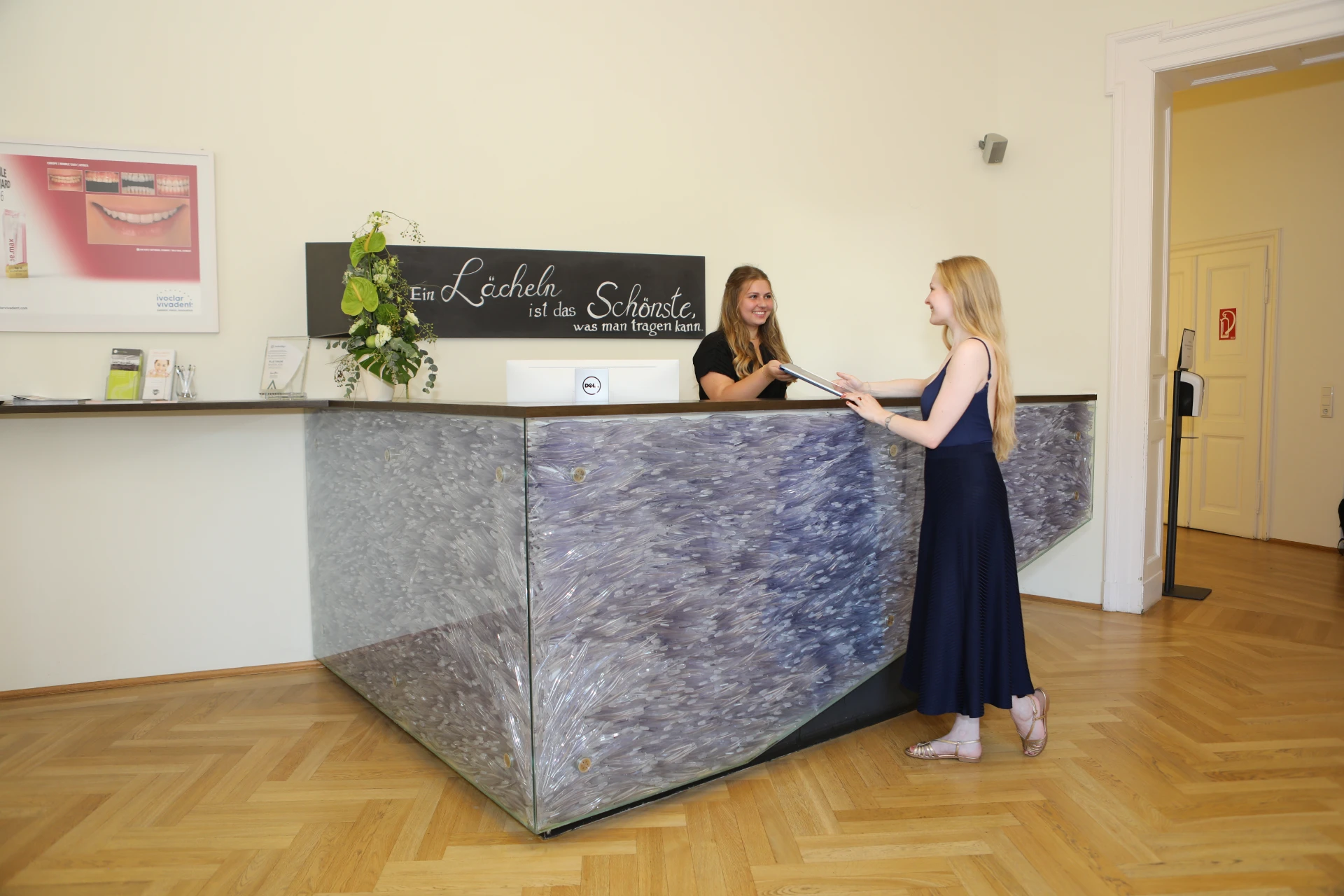 Empfangsbereich der Zahnarztpraxis Roßbachpalais Leipzig – hier stehen wir für Ihre Anliegen bereit.