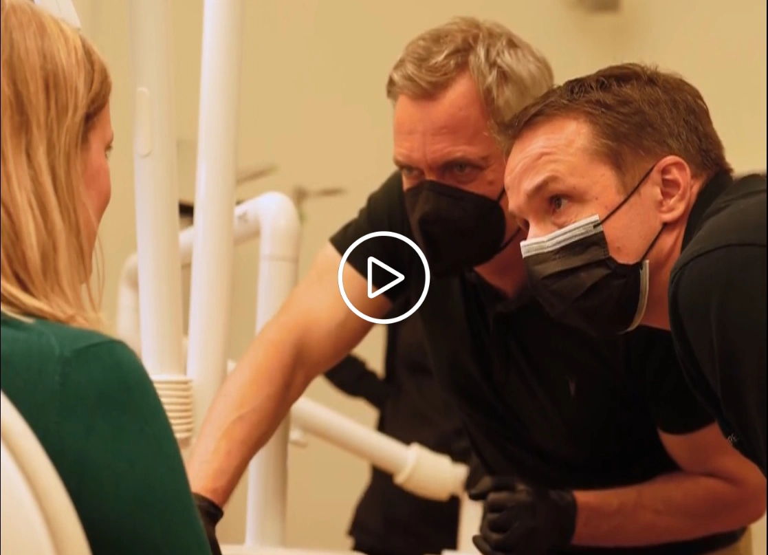 Aligner-Vorbehandlung und Non-Prep Veneers 1 Ästhetische Zahnbehandlung mit Aligner-Vorbehandlung und Non-Prep Veneers beim Zahnarzt Leipzig – Video zum Ablauf.