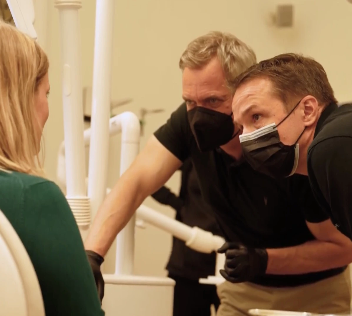 aligner-vorbehandlung-veneers-startbild-1 Junge Frau mit perfektem Lächeln nach ästhetischer Zahnkorrektur mit Aligner und Non-Prep Veneers – Ergebnis der Behandlung bei Zahnärzte im Roßbachpalais